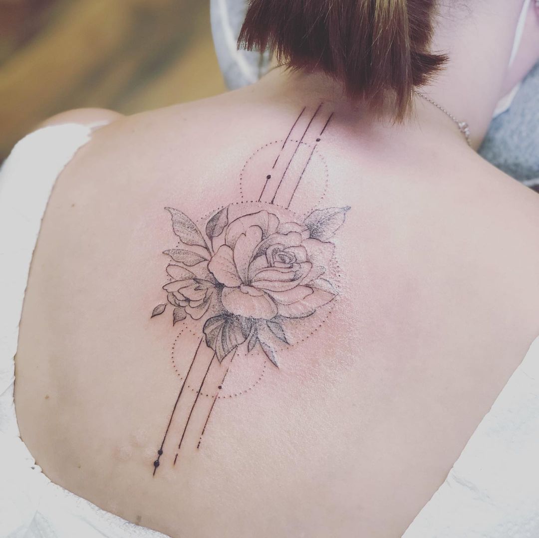 roza geometryczna tatuaz