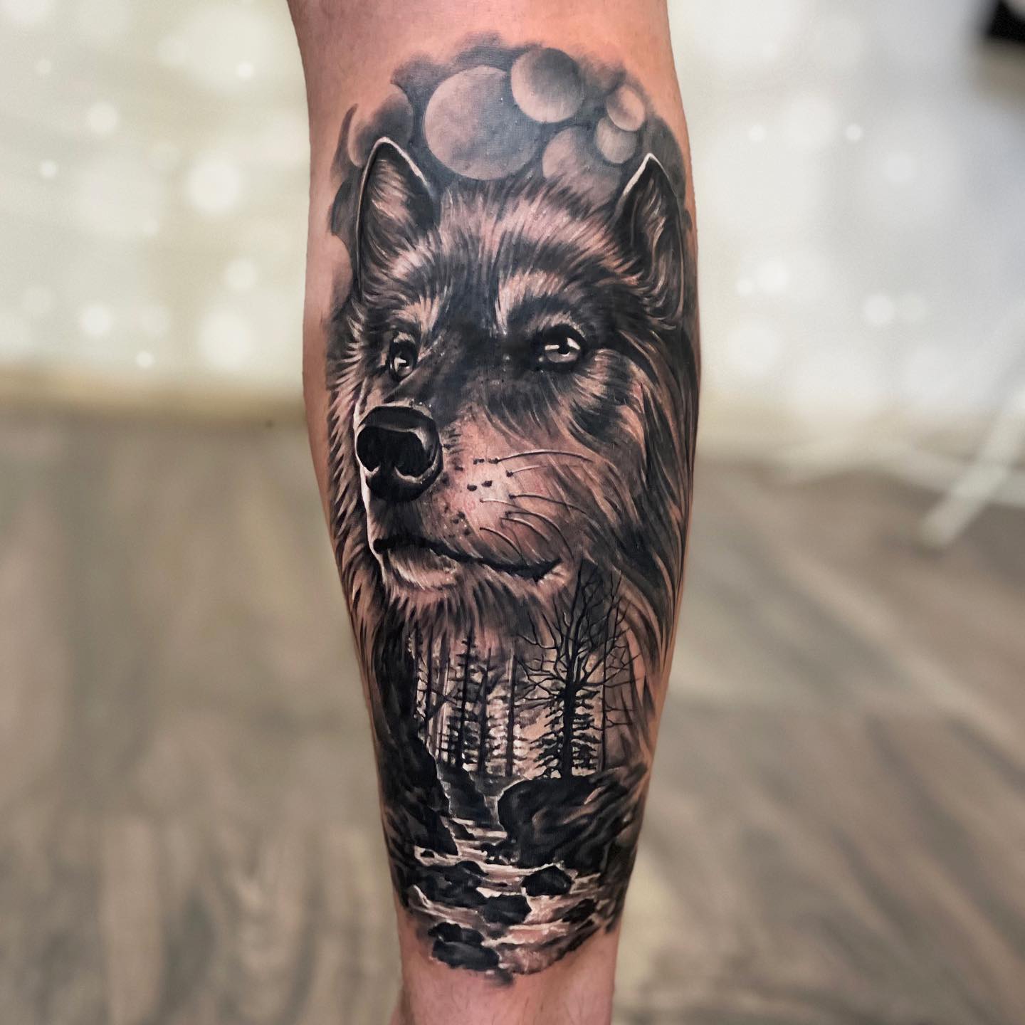 wilk z lasem tatuaz