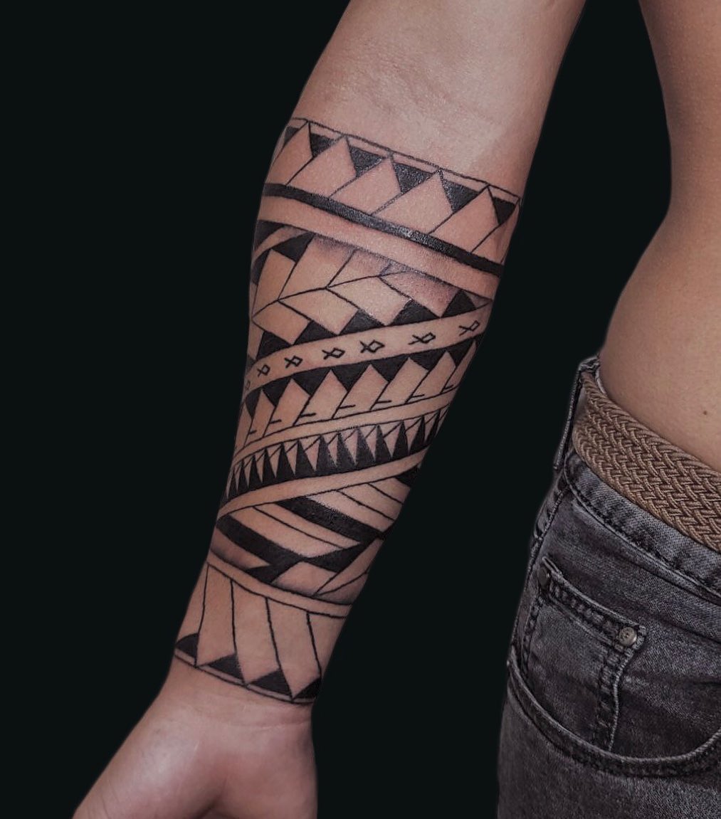 tatuaże maoryskie na reke
