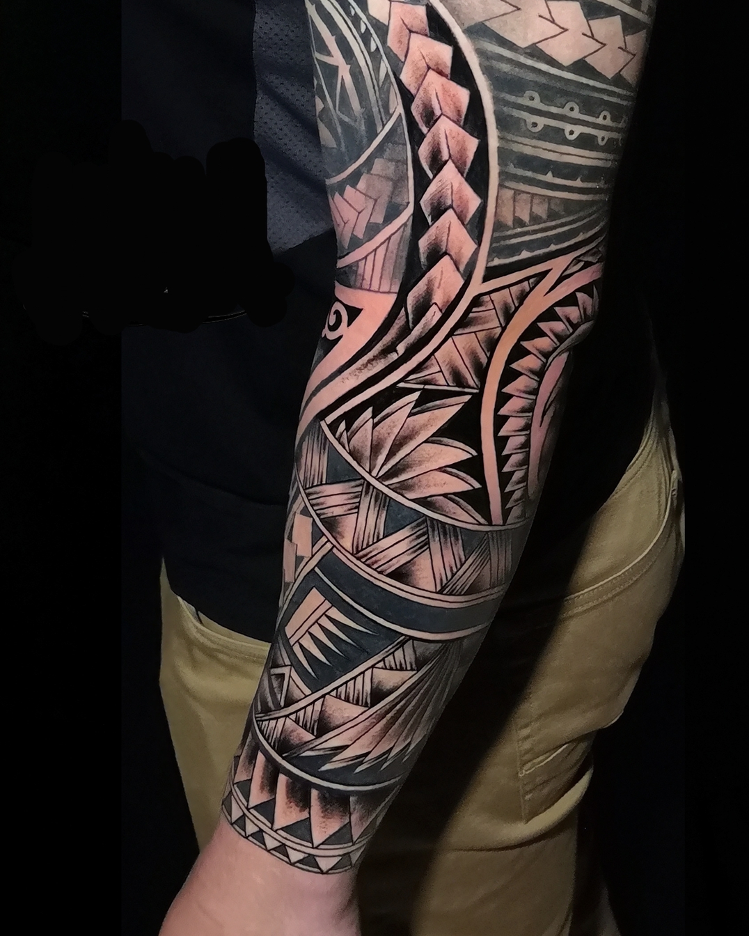 tatuaż rękaw męski polinezyjski