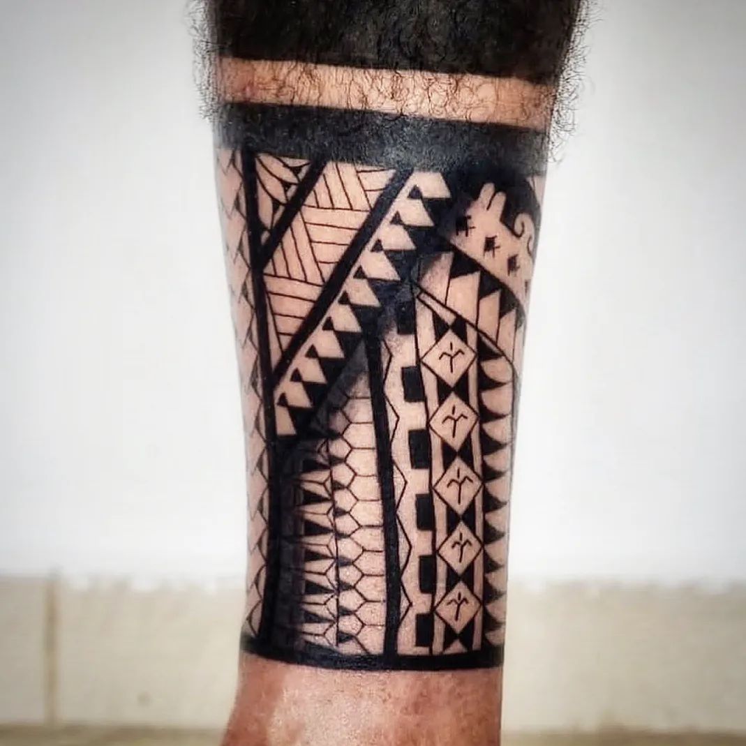 tatuaz tribal na rece