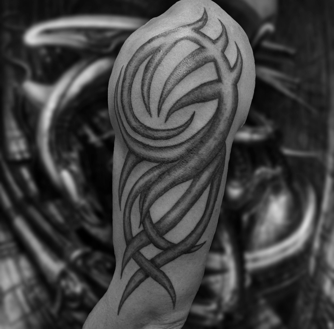 tatuaze tribal na reke