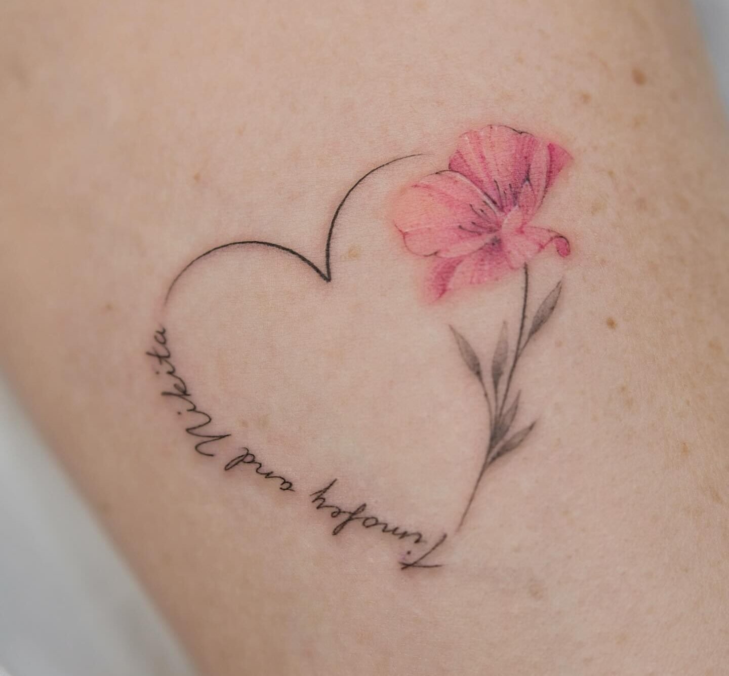 delikatny tatuaz dla kobiety