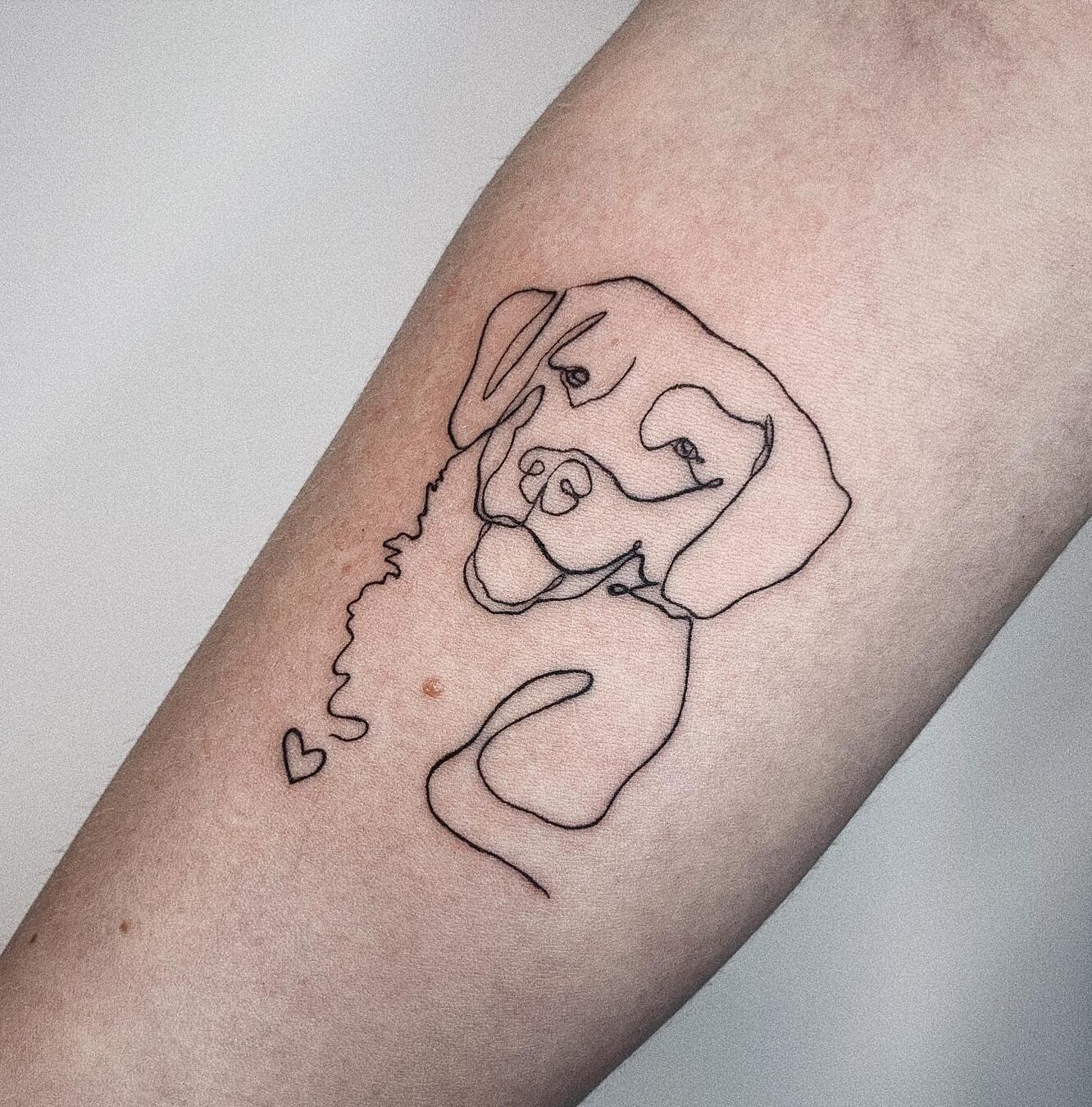 tatuaz minimalistyczny pies