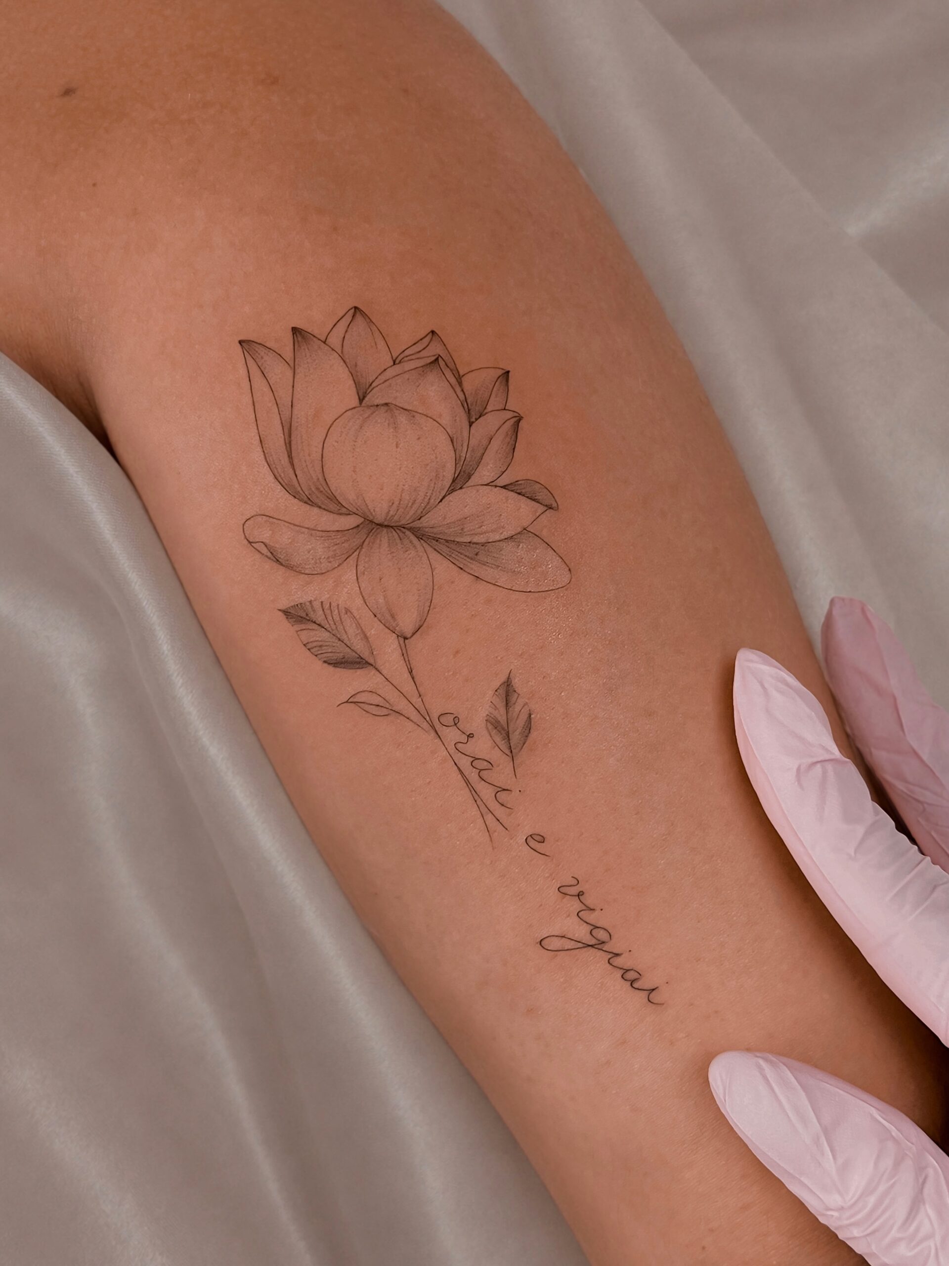 fine line tattoo kwiaty