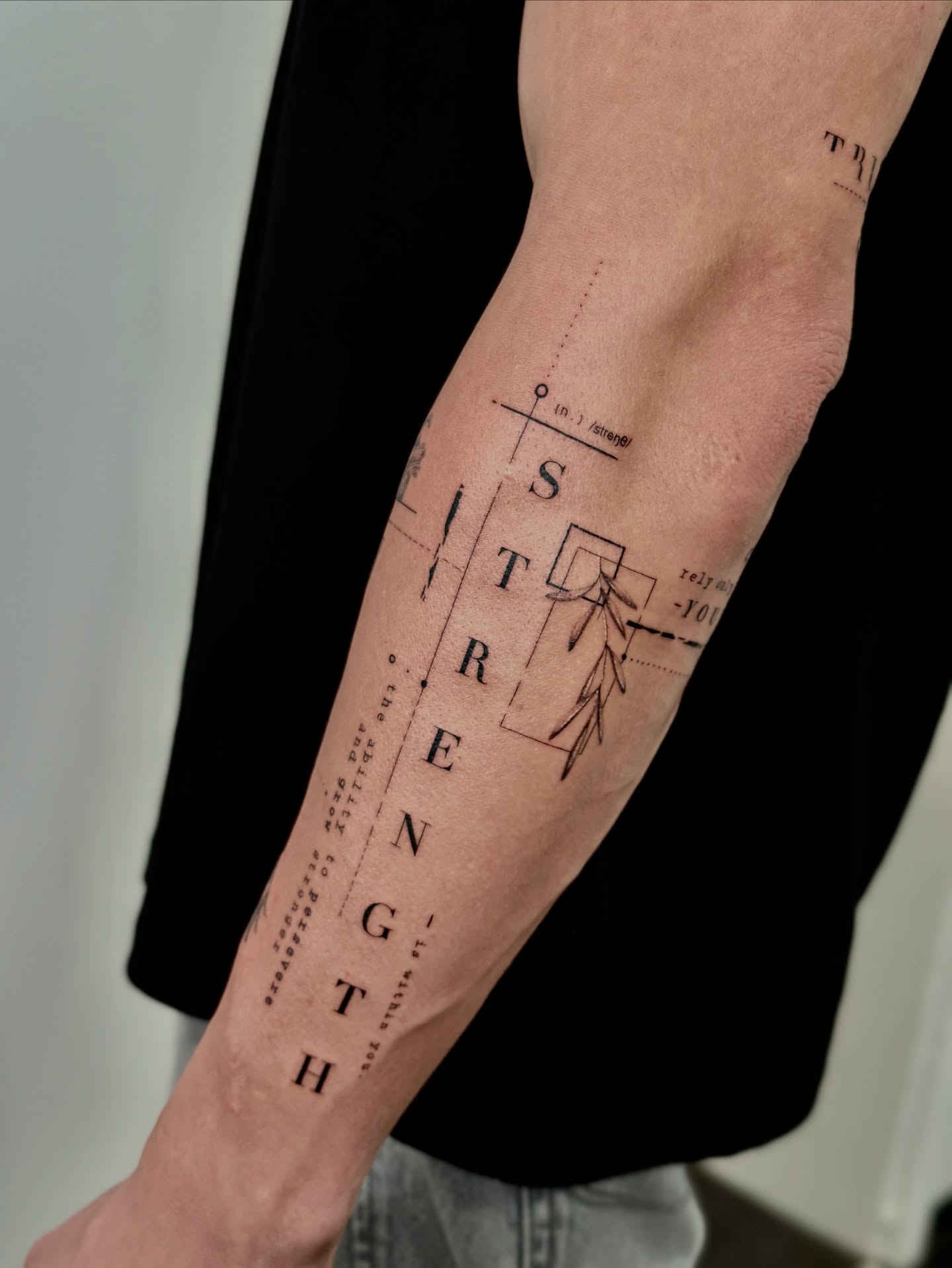 fine line tattoo męski