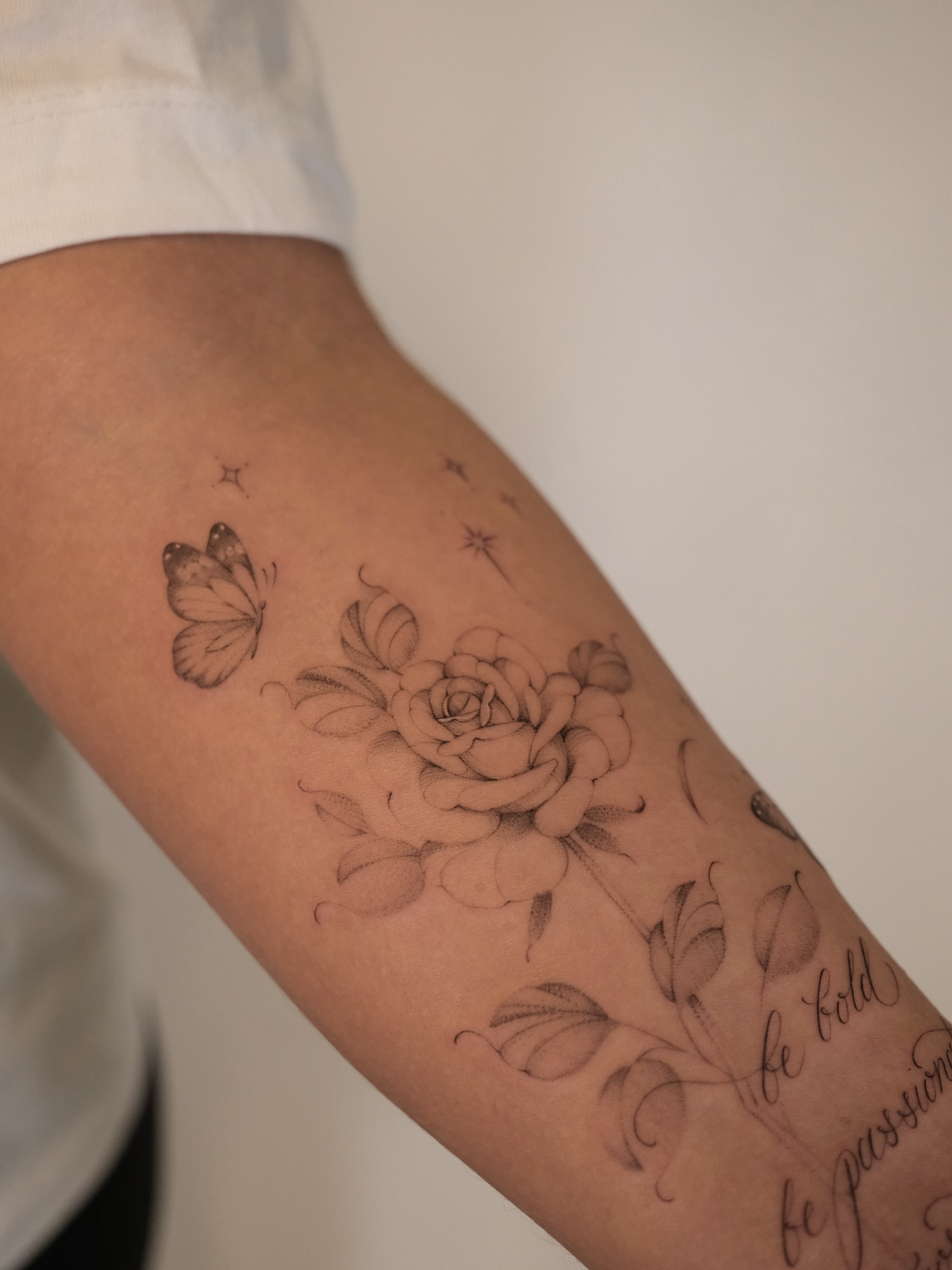fine line tattoo damski