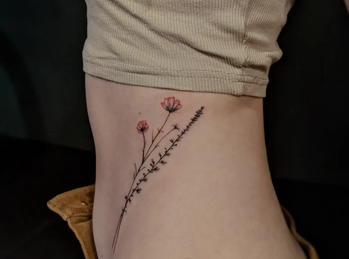 tatuaż ornament na żebrach