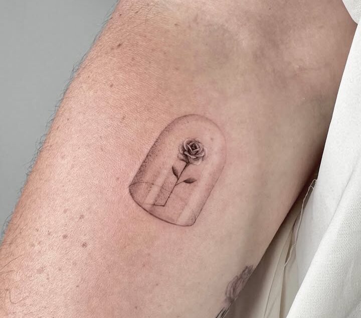 tatuaż realistyczny kwiat