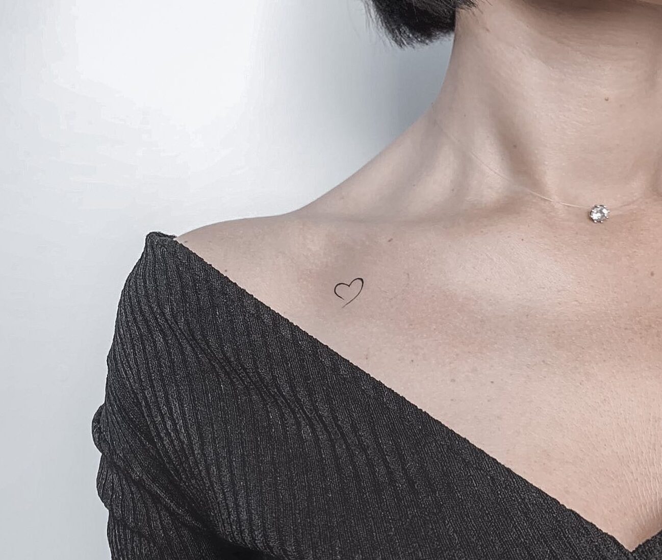 minimalistyczny tatuaż na obojczyku