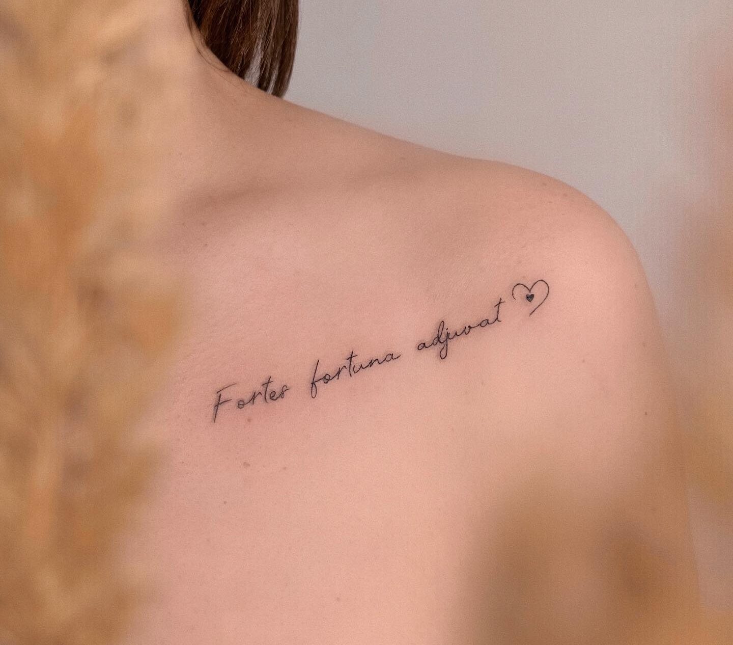 napis na obojczyku tatuaż