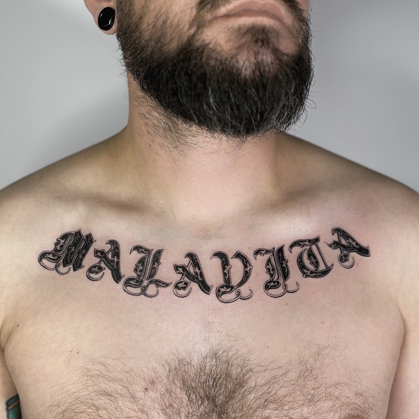 tatuaż na obojczyku męski