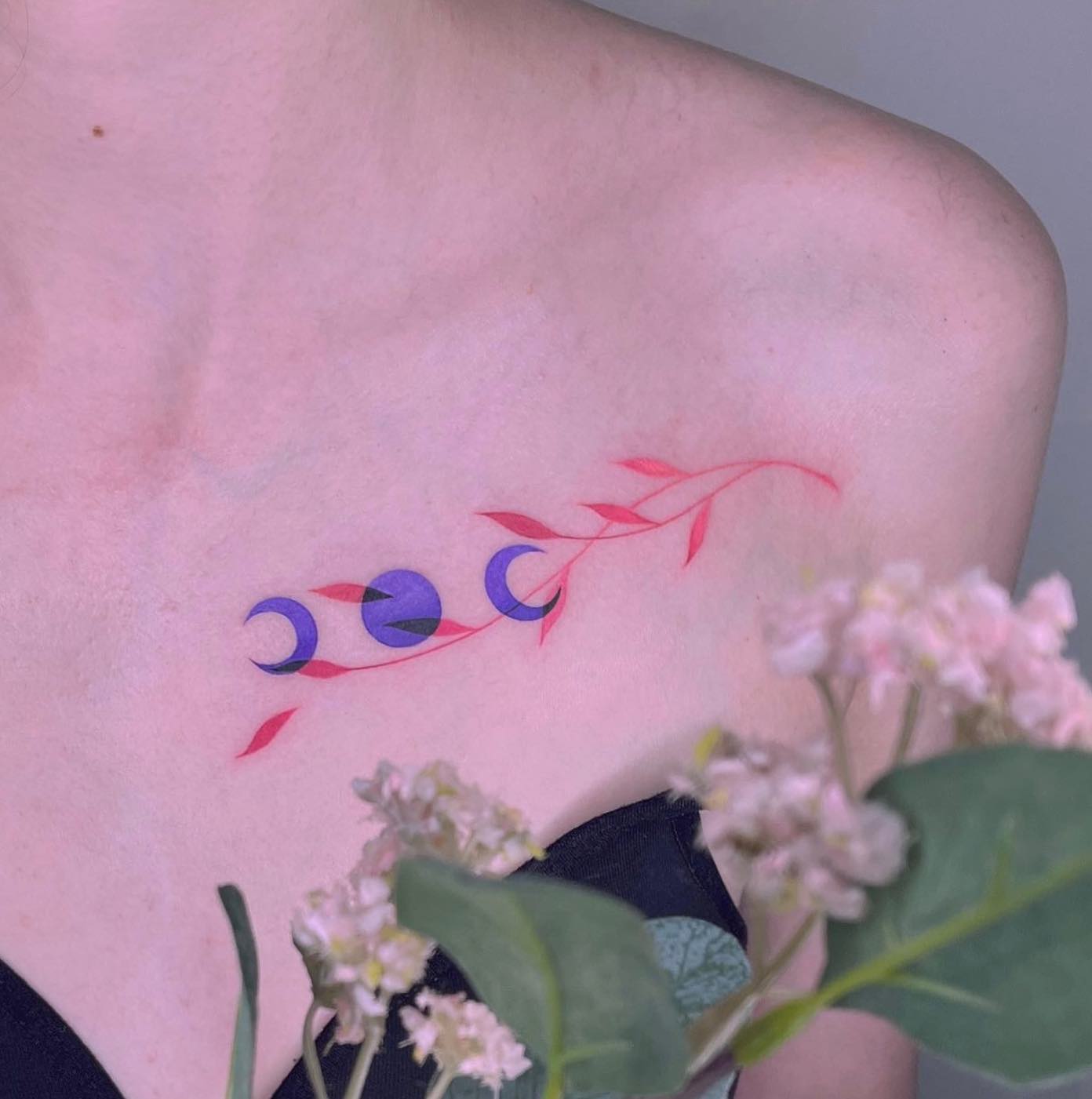 fine line tatuaż na obojczyku