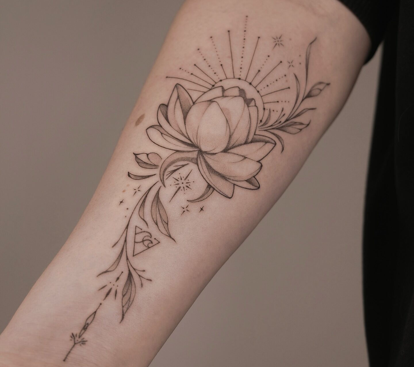 mandala słońce tatuaż