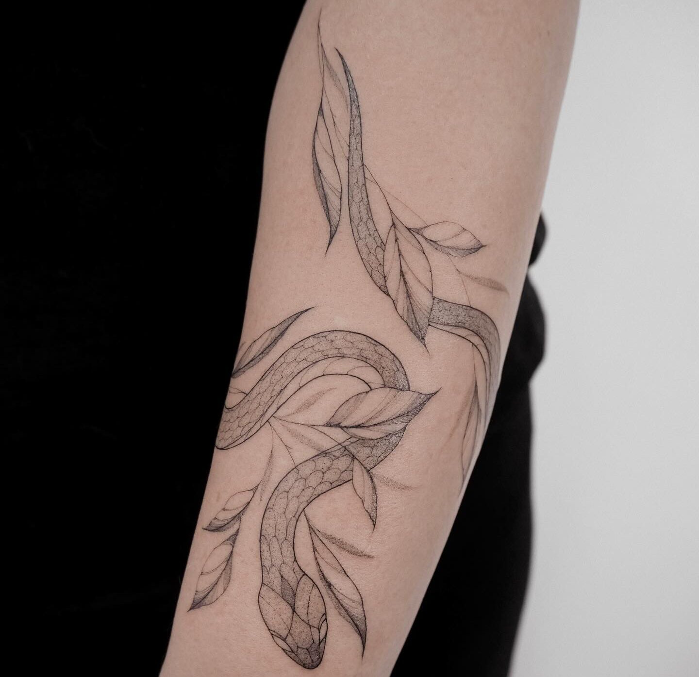 fine line tatuaż wąż