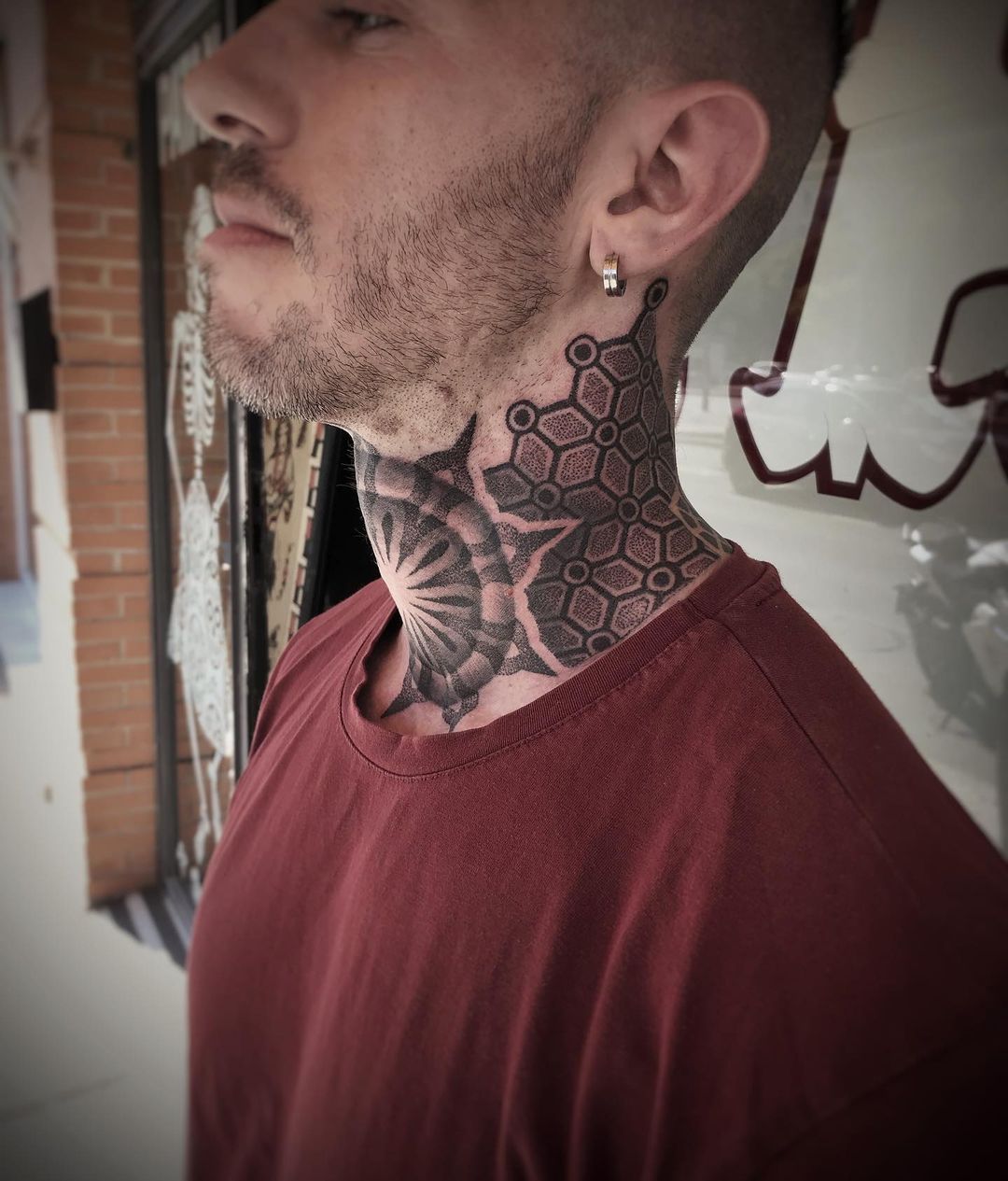 mały tatuaż na szyi męski