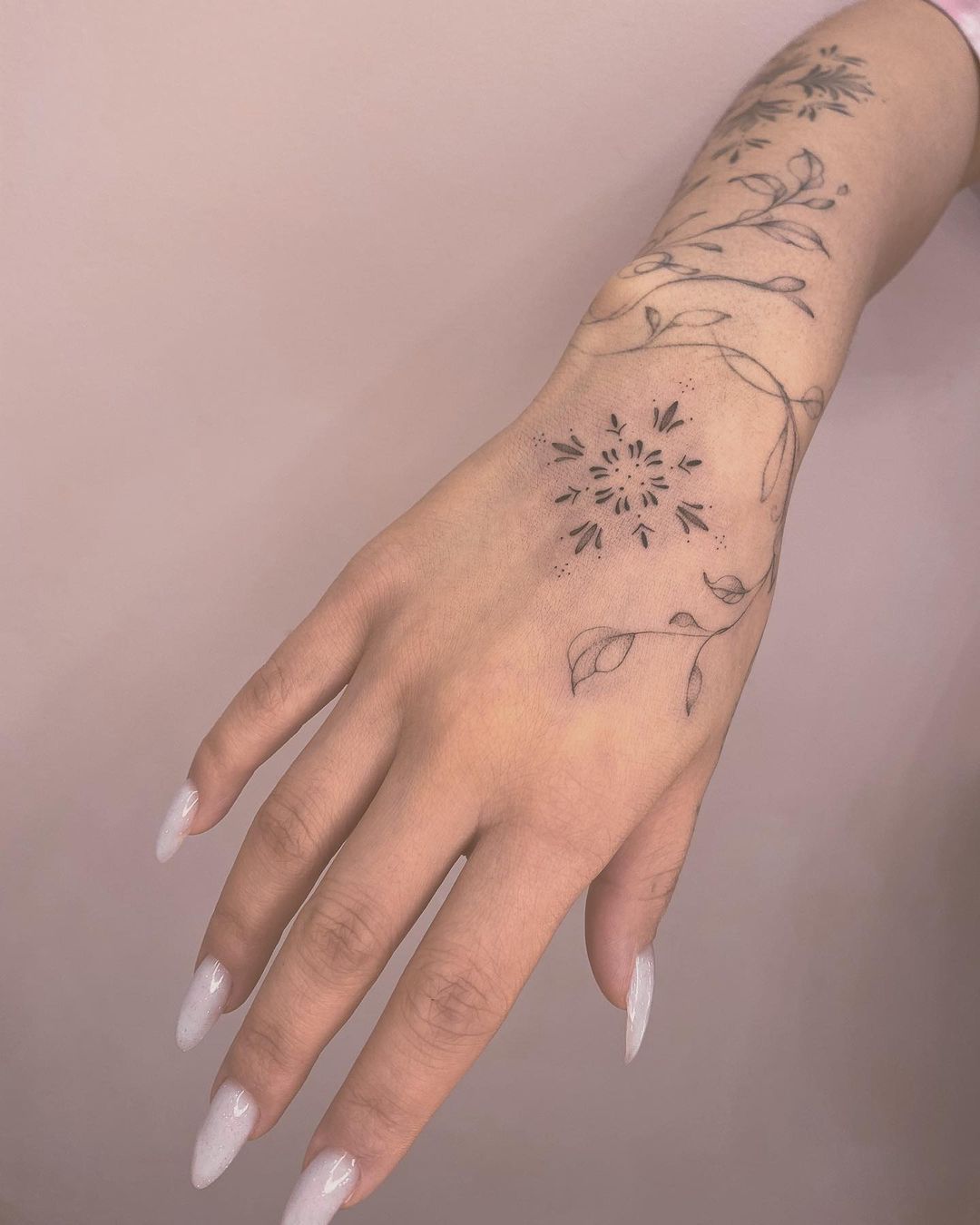 tatuaż na dłoni damski